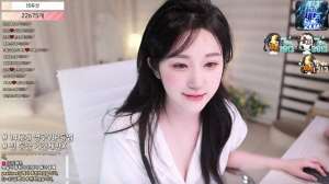 美女主播艾琳29分钟(主播艾琳又被封了，在车里展示超短裙穿搭，司机全程不敢往后看)