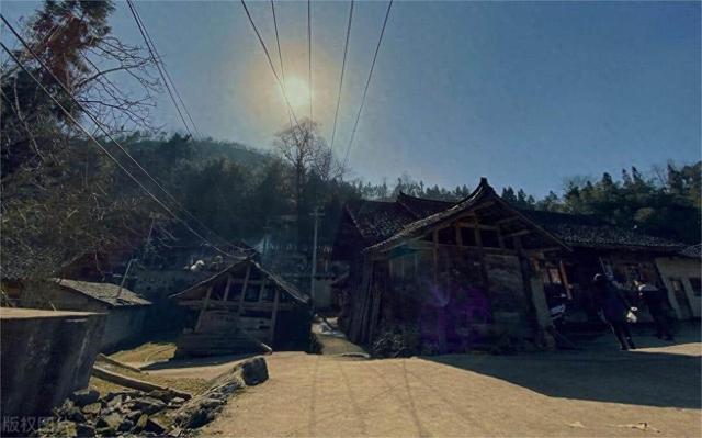 17岁小伙亲吻33岁女子，女子苦苦哀求，你太小我不吃亏别这样做