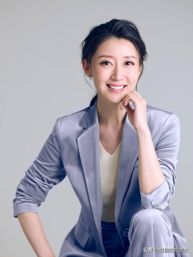 她是凤凰卫视最年轻、漂亮的新闻主播,温柔可人犹如邻家姐姐