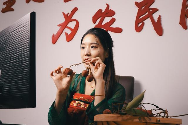 回老家做主播穿汉服卖水果,96年美少女成为“全村的希望”