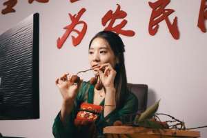 女主播全村人的希望(回老家做主播穿汉服卖水果，96年美少女成为“全村的希望”)