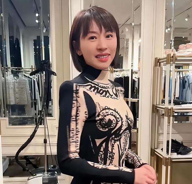 欧阳夏丹:没了央视光环变普通人,46岁仍单身,在新圈子红到发紫