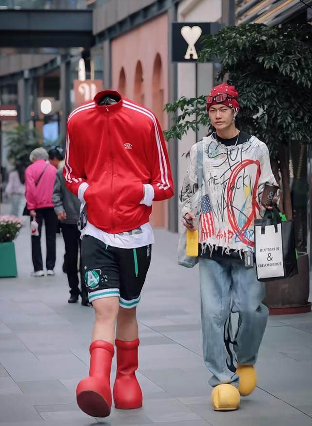 遍地流氓？太古里女网红当众擦边露底裤，真是饱眼福长见识了！