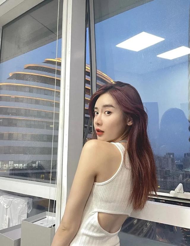 NBA女神宋美娜性感写真，她的解说为何能迷倒万千球迷？