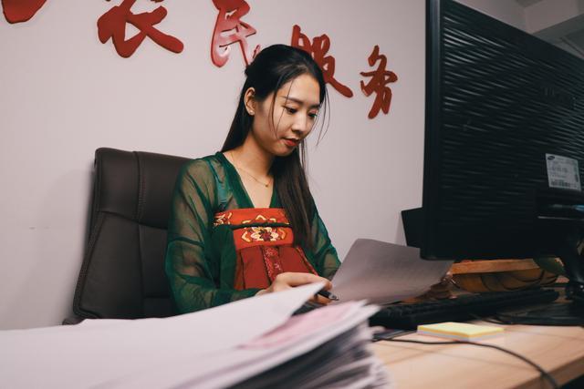 回老家做主播穿汉服卖水果,96年美少女成为“全村的希望”