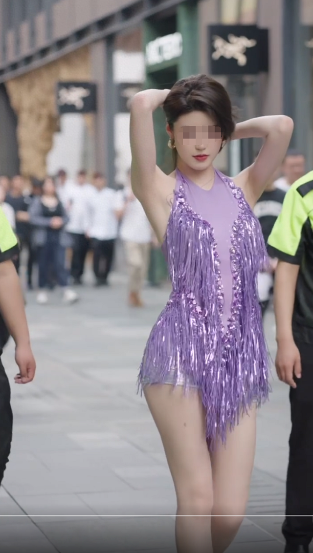 遍地流氓？太古里女网红当众擦边露底裤，真是饱眼福长见识了！
