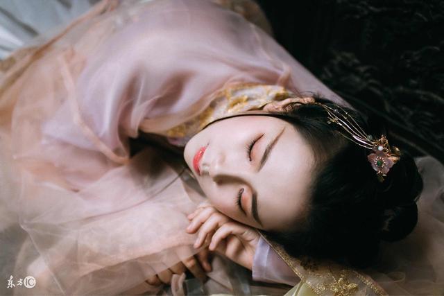 小说：公主下诏，要娶天下很多男人，还不允许他们喜欢别人