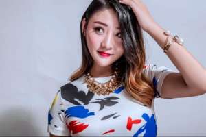 女主播西西视频全集(嗨秀美女主播大西西默默等一人)