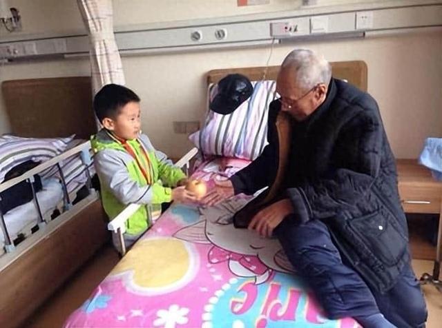 17岁小伙亲吻33岁女子，女子苦苦哀求，你太小我不吃亏别这样做