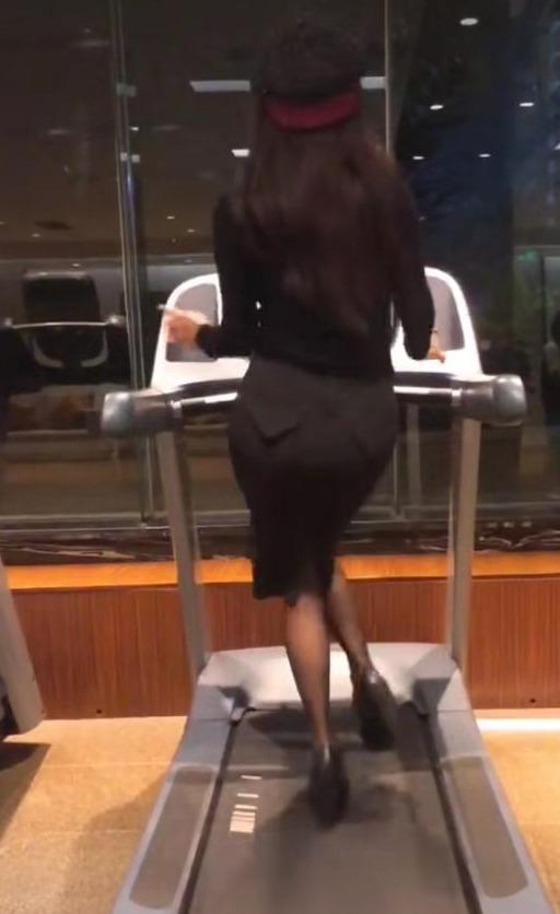 48岁宁静太虎了！穿包臀裙踩高跟鞋站跑步机上热舞，极致腰臀绝了