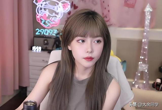 至臻周淑怡,午夜微醺开播，狂跳擦边舞大秀身材，网友：号不要了