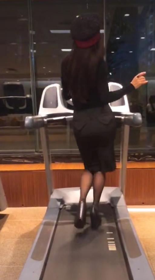 48岁宁静太虎了！穿包臀裙踩高跟鞋站跑步机上热舞，极致腰臀绝了