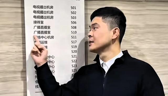 30岁电台主持人王瀚惨遭裁员，劳务派遣身份曝光，薪资待遇引关注