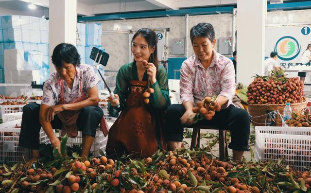 回老家做主播穿汉服卖水果,96年美少女成为“全村的希望”