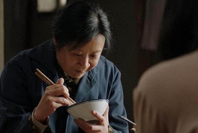 17岁小伙亲吻33岁女子，女子苦苦哀求，你太小我不吃亏别这样做