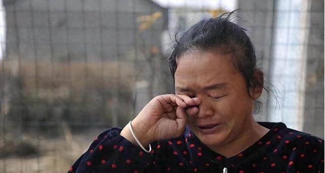 17岁小伙亲吻33岁女子，女子苦苦哀求，你太小我不吃亏别这样做