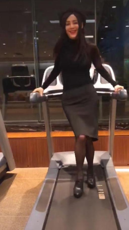 48岁宁静太虎了！穿包臀裙踩高跟鞋站跑步机上热舞，极致腰臀绝了