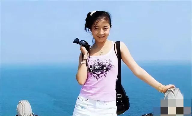 女主持人内急去方便，消失在夜色中，同事去找竟然只找到一只鞋！