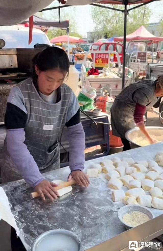 突然走红的19岁“烤牌姑娘”，和她背后独自带两个女儿生活的坚强母亲