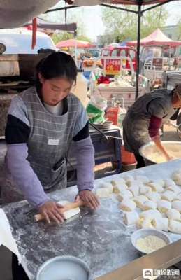 19岁萝莉女主播(突然走红的19岁“烤牌姑娘”，和她背后独自带两个女儿生活的坚强母亲)