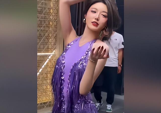 遍地流氓？太古里女网红当众擦边露底裤，真是饱眼福长见识了！