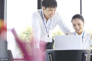 斗鱼钱小佳草女主播(小说：为了哄妻子开心，穷小子偷偷买下百万豪车，却被岳母撞废了)