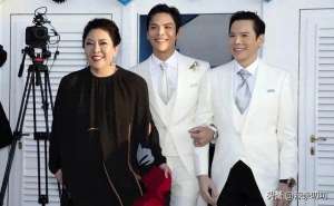 女主播女装(向佐放飞自我，爱上女装？直播穿抹胸吊带黑丝女士内衣，场面炸裂)