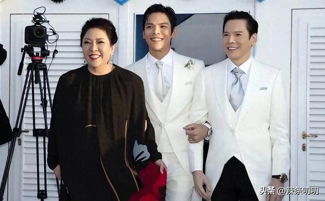 向佐放飞自我,爱上女装?直播穿抹胸吊带黑丝女士内衣,场面炸裂