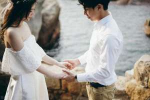 女主播直播口男孩(17岁小伙亲吻33岁女子，女子苦苦哀求，你太小我不吃亏别这样做)