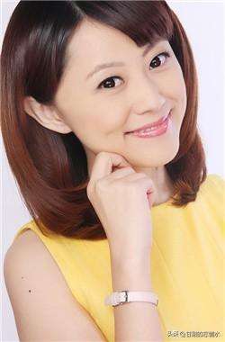 江苏台新闻女主播(她是凤凰卫视最年轻、漂亮的新闻主播，温柔可人犹如邻家姐姐)