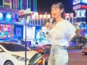 美女主播被猥琐男骚扰(可恶网红残疾主播直播唱歌遭猥琐男摸臀，网友怒斥社会恶习)