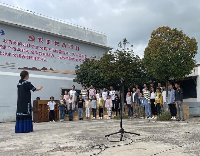 《螃蟹歌》火爆网络,普海玲“点亮”童声——云南一个基层学校音乐教师“指挥”孩子们从玉溪小教室唱到大爆款的背后