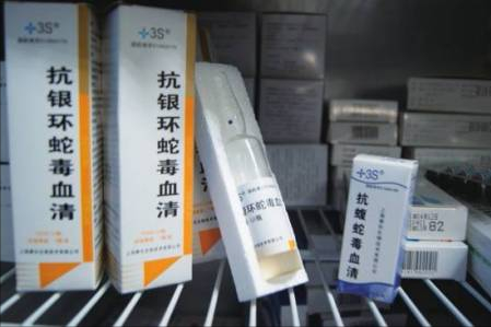 2019年,他直播挑逗银环蛇被咬送ICU,生命垂危为什么没人同情?