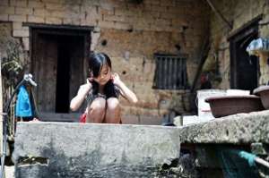 女主播蚯蚓直播(90后大学生返乡养蚯蚓，年入百万村民直呼：比黄金还值钱)