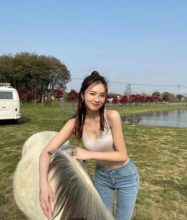 NBA女神宋美娜性感写真，她的解说为何能迷倒万千球迷？