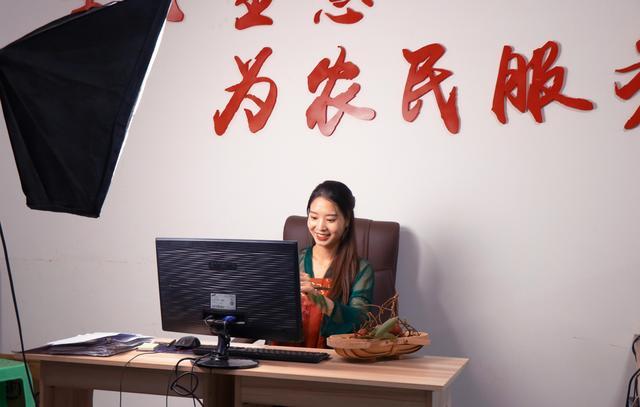 回老家做主播穿汉服卖水果,96年美少女成为“全村的希望”