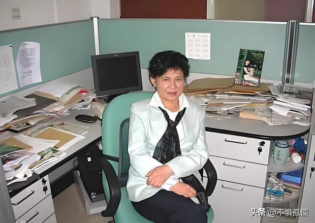 发妻去世仅1年，80岁王蒙闪婚小20岁女记者：自称一见钟情