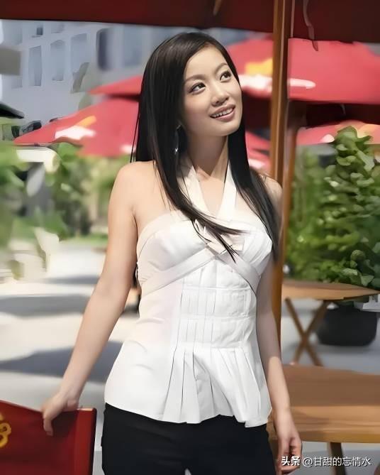 她是凤凰卫视最年轻、漂亮的新闻主播,温柔可人犹如邻家姐姐