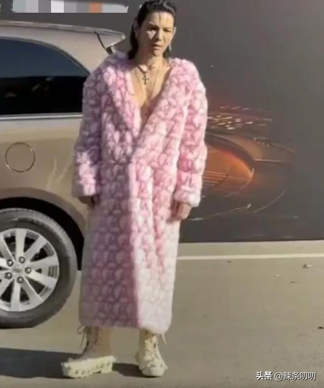 向佐放飞自我,爱上女装?直播穿抹胸吊带黑丝女士内衣,场面炸裂