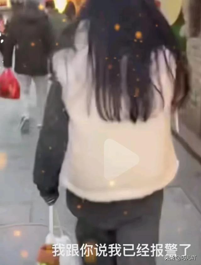 女子莫名踢别人的猫,被路人追问倒地撒泼称有心脏病。网友吵翻天