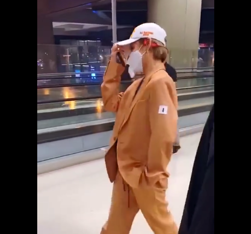 48岁宁静太虎了！穿包臀裙踩高跟鞋站跑步机上热舞，极致腰臀绝了