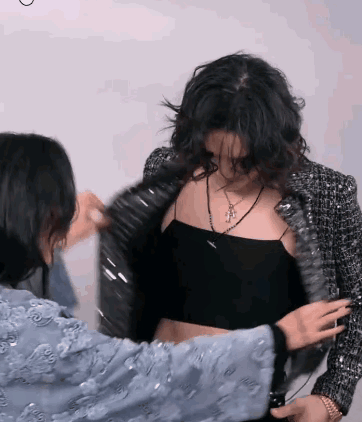 向佐放飞自我,爱上女装?直播穿抹胸吊带黑丝女士内衣,场面炸裂