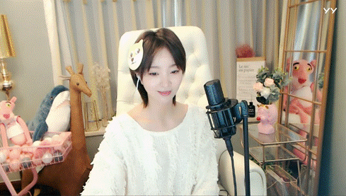 YY主播小潘潘登央视元宵晚会 微博热搜被她承包了