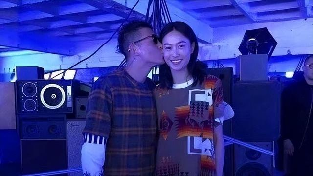 弃40亿身家为陈冠希生女！曾因脱鞋爆火的“华谊夫人”，如今怎样