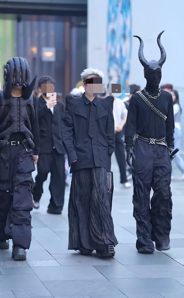 遍地流氓？太古里女网红当众擦边露底裤，真是饱眼福长见识了！