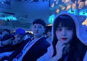 穿越火线美女主播(主播火线妹又一次线下露面，身穿12cm的高跟鞋，身高真是一言难尽)