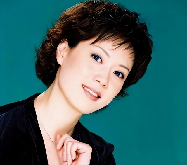 央视主持李文静,和丈夫坚持丁克,如今50岁无儿无女,她后悔了?