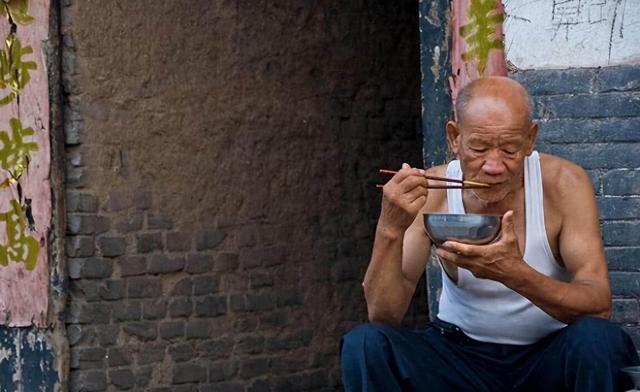 17岁小伙亲吻33岁女子，女子苦苦哀求，你太小我不吃亏别这样做