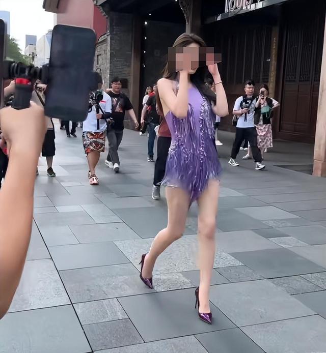 遍地流氓？太古里女网红当众擦边露底裤，真是饱眼福长见识了！
