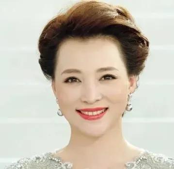 央视的十大美女主持人,被誉为频道的“当家花旦”